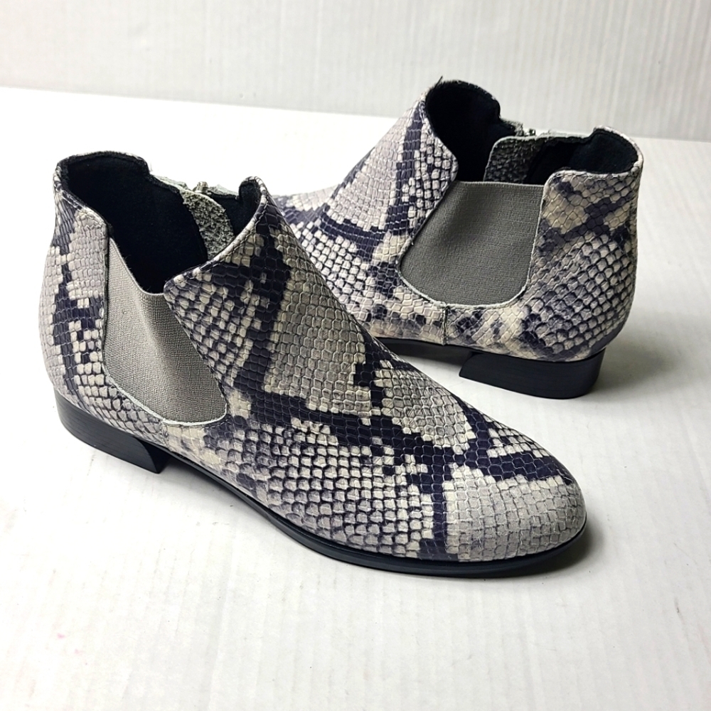 NEW MUNRO cate leather ankle booties